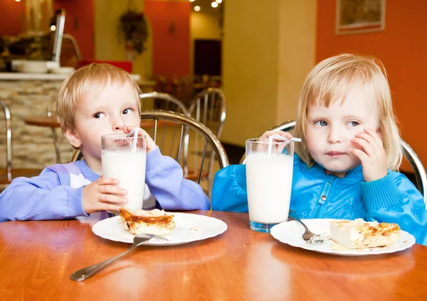 Хлопчик і дівчинка в кафе — стокове фото