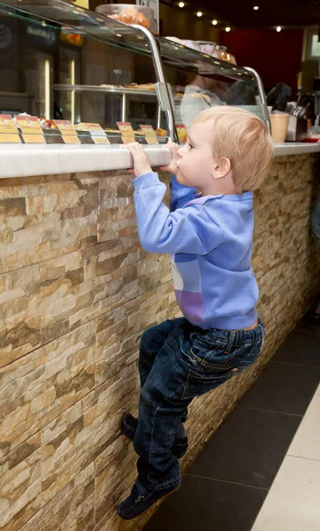 Ein Junge klettert auf die Stange — Stockfoto