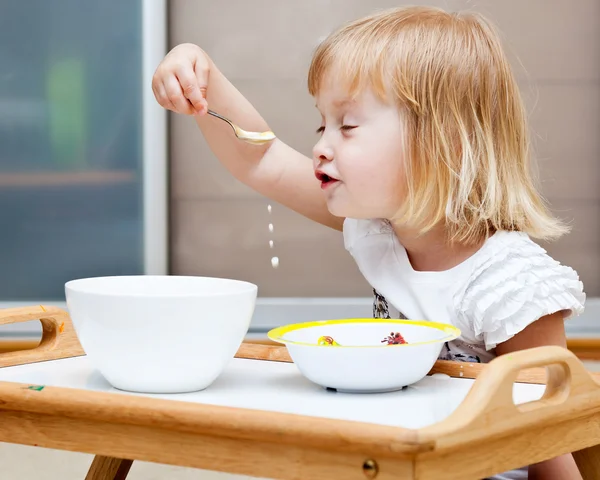 Egy kicsi lány eszik — Stock Fotó