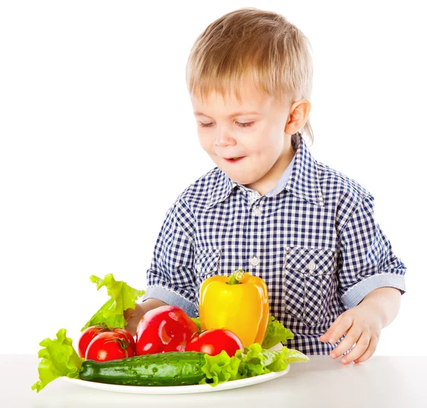 Хлопчик і тарілка з овочами — стокове фото