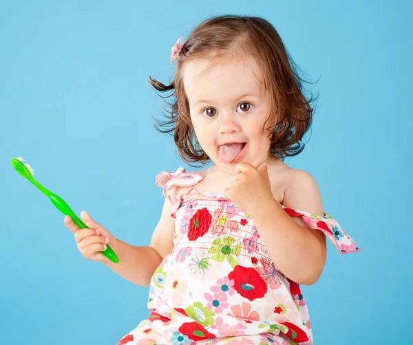 Uma menina com uma escova de dentes — Fotografia de Stock