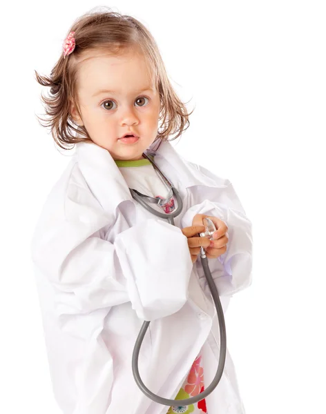 En liten flicka spelar som läkare — Stockfoto