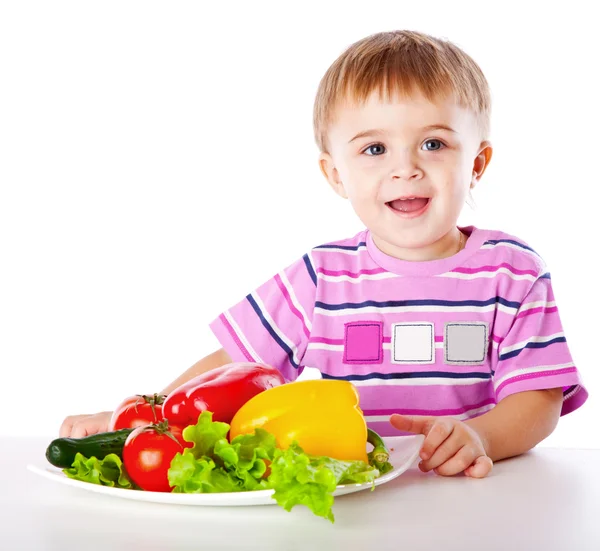Ein Junge und der Teller mit Gemüse — Stockfoto