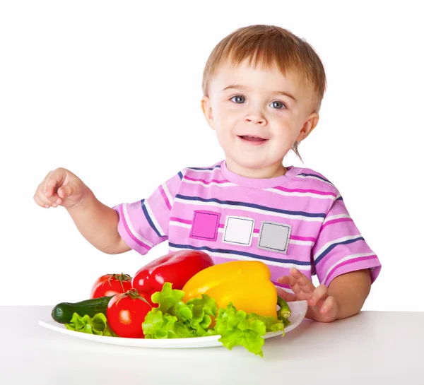 A fiú és a tányér zöldség — Stock Fotó