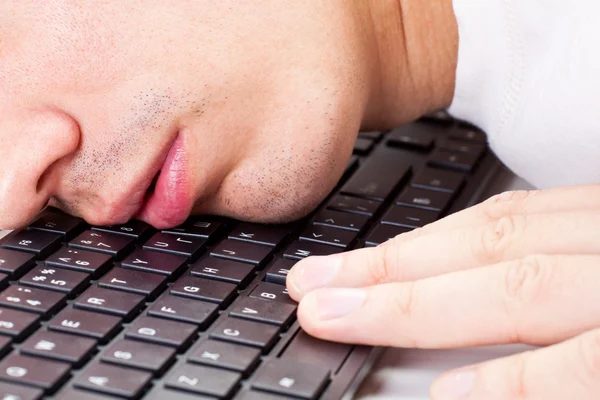 Yorgun bir adam laptop uyuyor — Stok fotoğraf