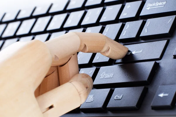 A wooden hand is typing — Stock Photo, Image