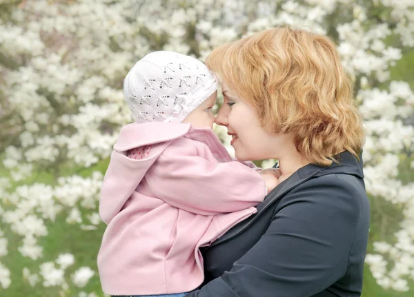 Anne ile kızı Park — Stok fotoğraf