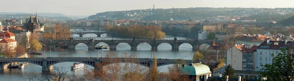 プラハのカレル橋のパノラマ — ストック写真