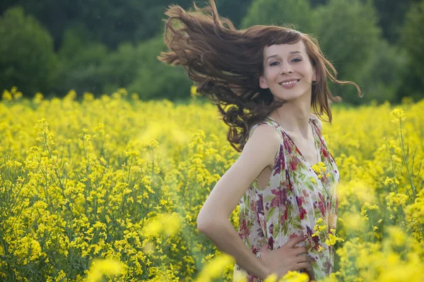 Femme courant dans un champ jaune — Photo
