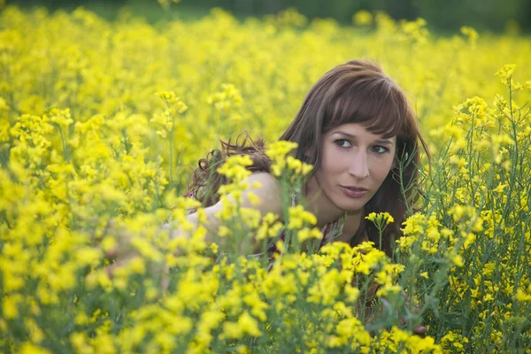 Kvinna gömmer sig i fältet — Stockfoto