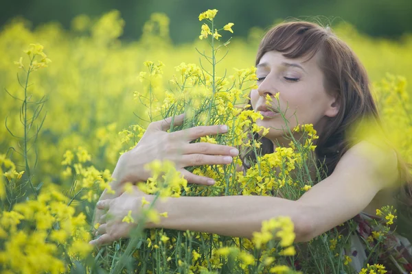 Femme sentant les fleurs — Photo