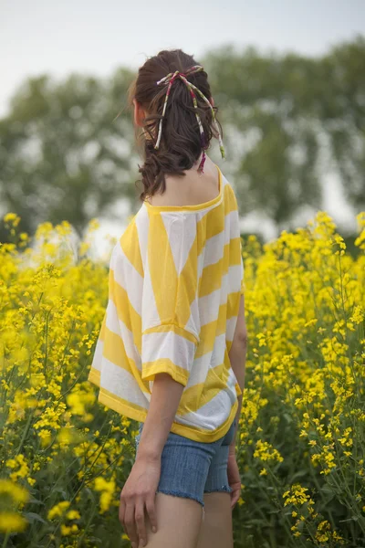Женщина в желтом поле — стоковое фото