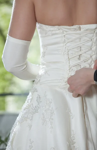 Помощь с свадебным платьем — стоковое фото