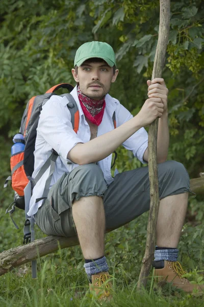 Hiker resting on tree — Stock Photo, Image