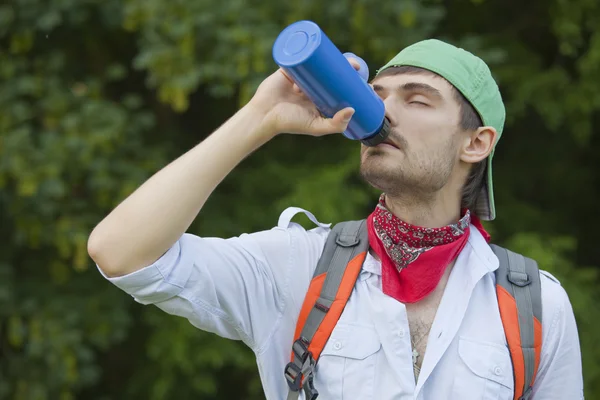 Hiker dricksvatten — Stockfoto