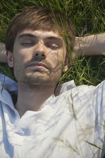 Homem dormindo no campo — Fotografia de Stock