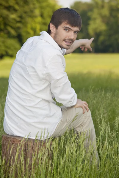 Uomo nel campo di grano — Foto Stock