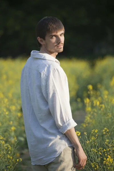 Portrait of man in field — Stockfoto
