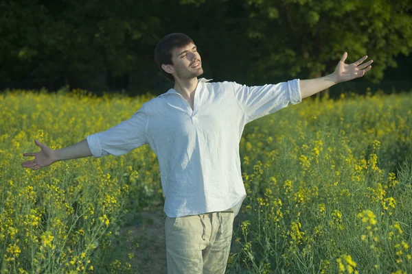 Człowiek szczęśliwy pola — Zdjęcie stockowe