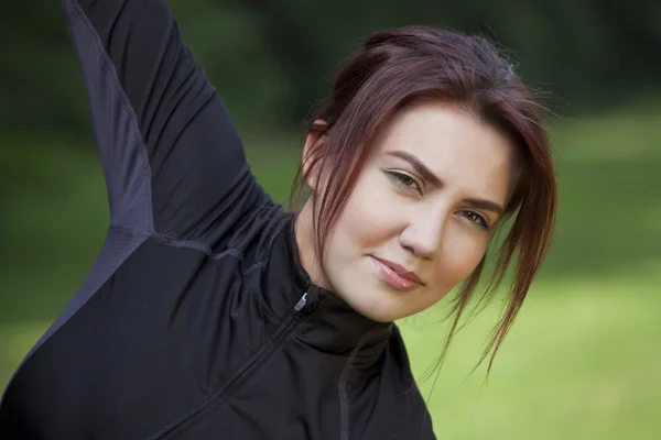 Fitness kvinna gör stretching — Stockfoto