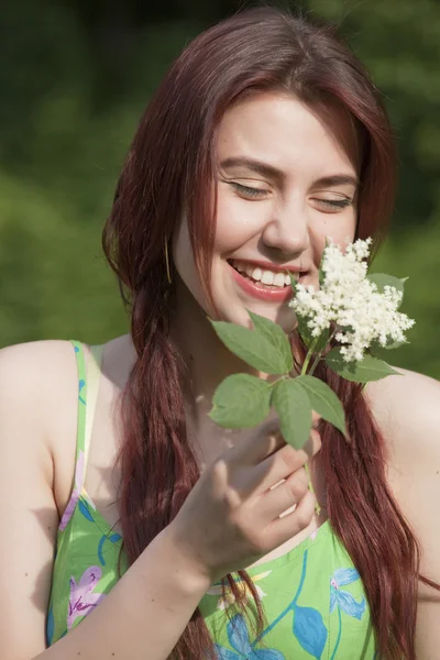 Nevetve fiatal nő virág — Stock Fotó