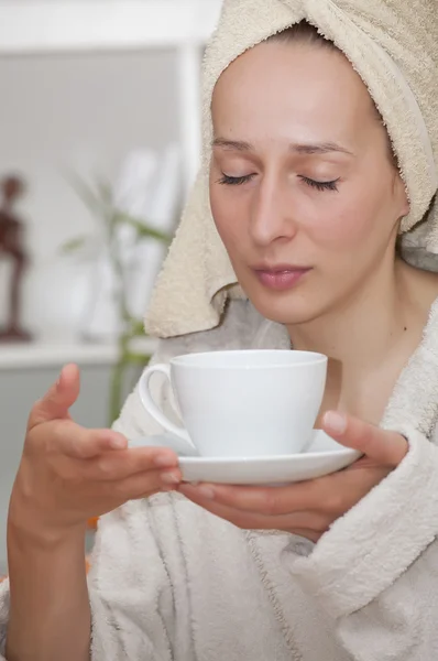 Жінка в халаті з чашкою — стокове фото