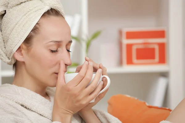 Vrouw in badjas het drinken van thee — Stockfoto