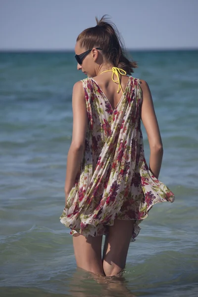 Kobieta na plaży. — Zdjęcie stockowe