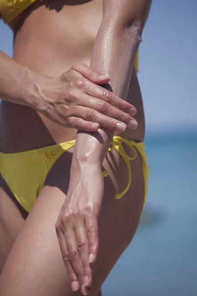 Woman applying suntan lotion — Stock Photo, Image