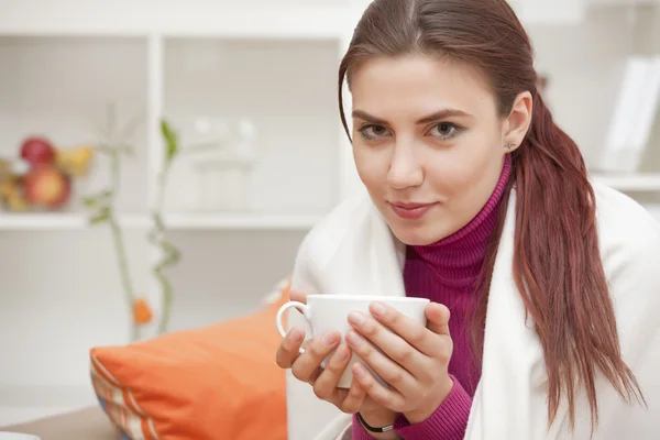 Frau zu Hause trinkt Tee — Stockfoto