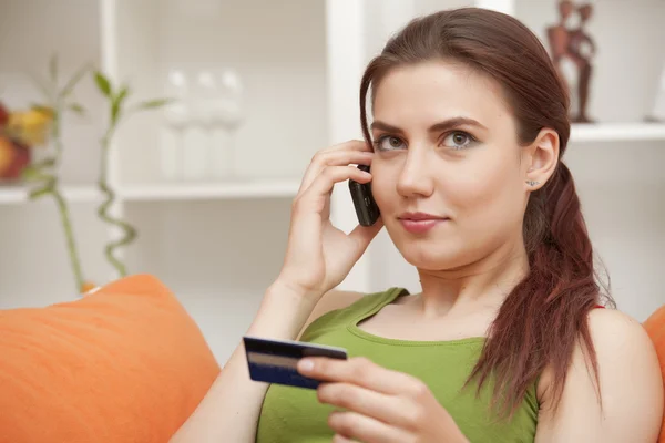 Mulher no telefone com cartão de crédito — Fotografia de Stock