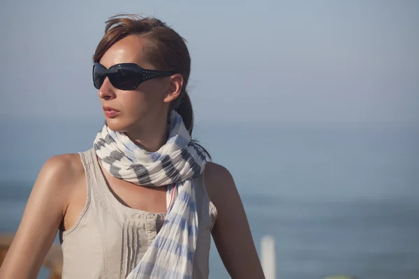 Fashion woman on the beach — Stock Photo, Image