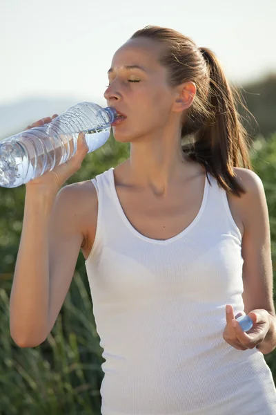 Fitness donna acqua potabile — Foto Stock