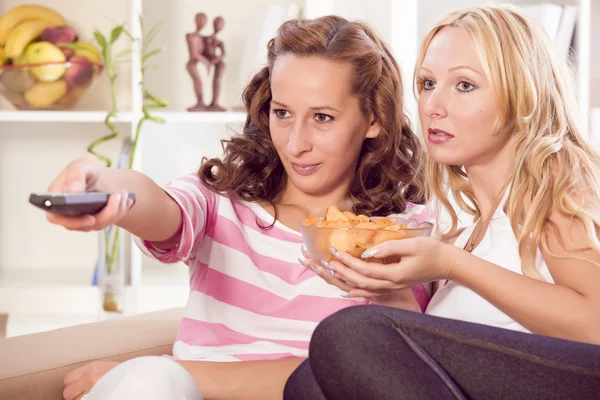 Ženy doma sledují televizi — Stock fotografie