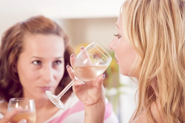 Två kvinnor dricka vin — Stockfoto