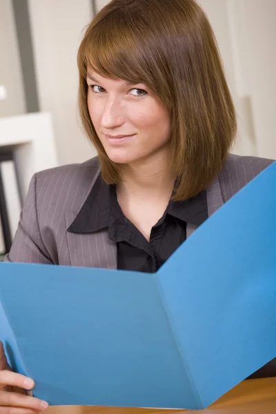 Жінка читає файл програми — стокове фото
