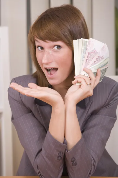 Mulher com pilha de dinheiro — Fotografia de Stock