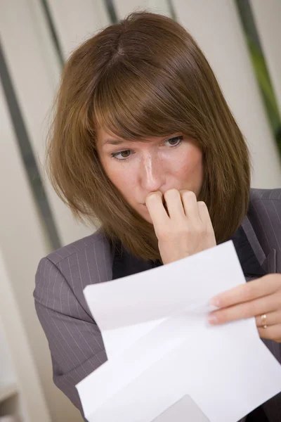 Shocked business woman reading letter — Stock Photo, Image