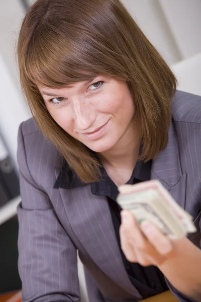 Женщина со стопкой денег — стоковое фото
