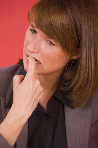 Mulher mordendo as unhas — Fotografia de Stock