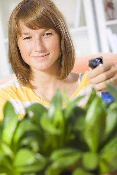Femme arrosage plantes — Photo