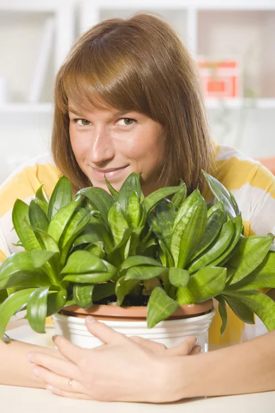 Glückliche Frau mit Pflanzen — Stockfoto