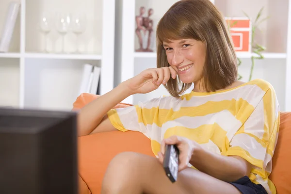 Šťastná žena sledují televizi — Stock fotografie
