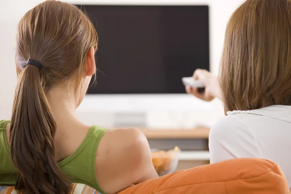 Две женщины смотрят телевизор — стоковое фото