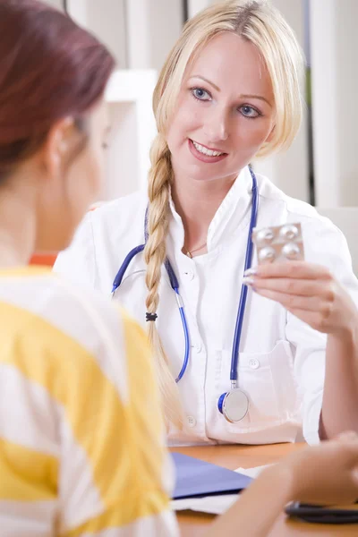 Doctor with pills and patient — Stock Photo, Image