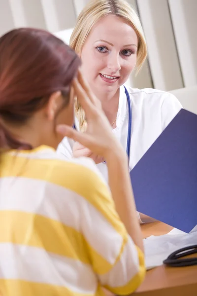 Lekarz i pacjent rozmawiający w biurze — Zdjęcie stockowe