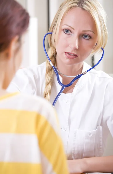 Arzt untersucht Patientin mit Stethoskop — Stockfoto