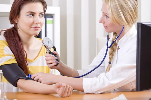 Lékař Měření krevního tlaku — Stock fotografie