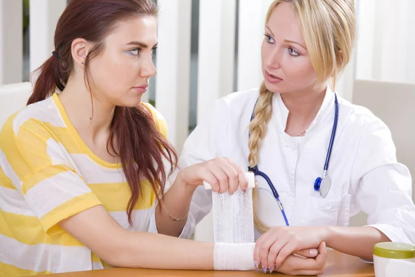 Läkare tillämpa hand bandage — Stockfoto