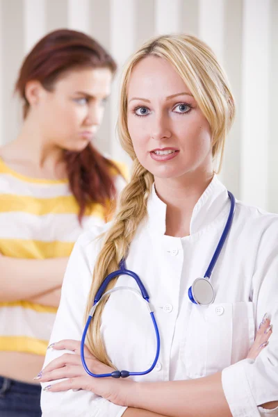 Zdenerwowany pacjent i lekarz — Zdjęcie stockowe